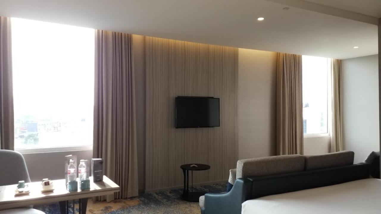 ホテル Radisson Lampung Kedaton バンダールランプン エクステリア 写真